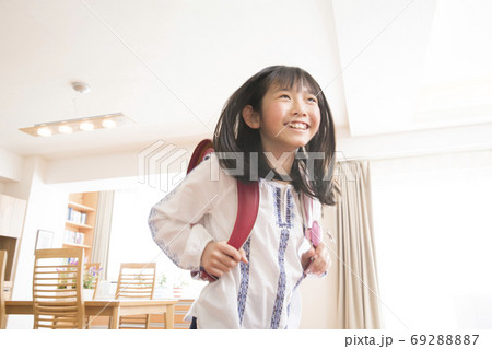 登校する小学生 69288887