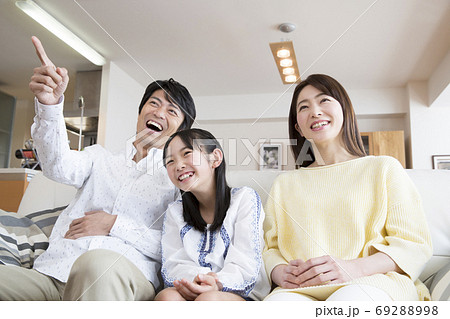 テレビを見る家族 テレビを見る家族 69288998