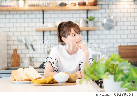炭水化物ダイエットを実行しようとしている若い女性 炭水化物ダイエットを実行しようとしている若い女性 69289052