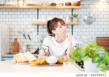 炭水化物ダイエットを実行しようとしている若い女性 炭水化物ダイエットを実行しようとしている若い女性 69289053