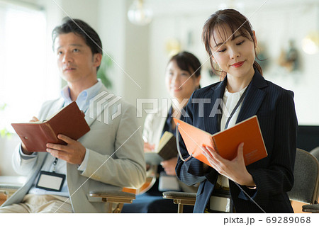 セミナーに参加するビジネスウーマン 69289068