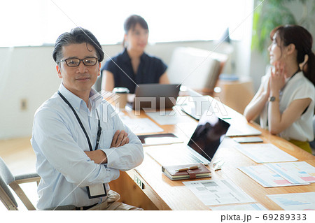 打合せをするビジネスシーン 打合せをするビジネスシーン 69289333