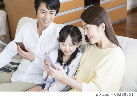 スマートフォンを見る家族 69289551