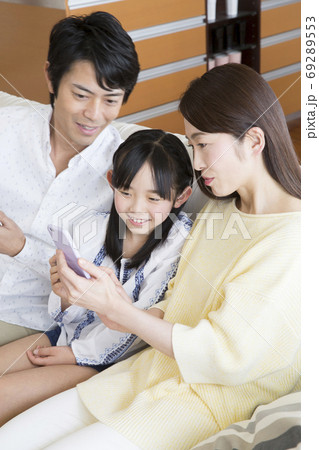 スマートフォンを見る家族 スマートフォンを見る家族 69289553
