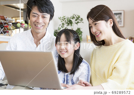 パソコンを見る家族 69289572