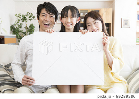 メッセージボードを持つ家族 69289586