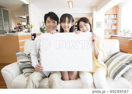 メッセージボードを持つ家族 メッセージボードを持つ家族 69289587
