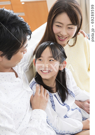 笑顔の家族 69289599