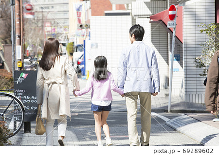 外出する親子の後ろ姿 69289602