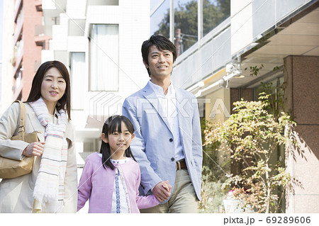 外出する親子 外出する親子 69289606