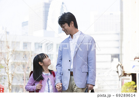 父親と通学する小学生 父親と通学する小学生 69289614
