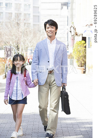 父親と通学する小学生 69289625