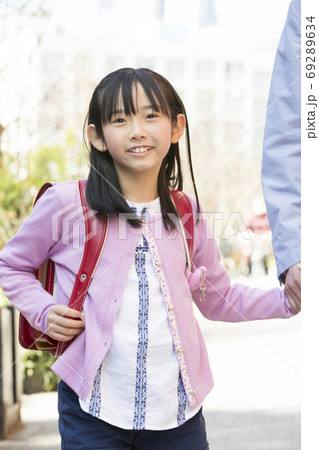 父親と通学する小学生 父親と通学する小学生 69289634