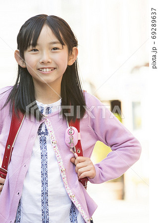通学する小学生 通学する小学生 69289637