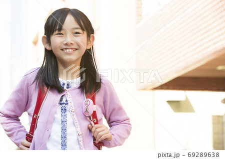 通学する小学生 69289638