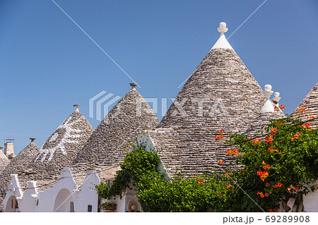 イタリア　アルベロベッロのトゥルッリのとんがり屋根 69289908