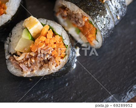 キンパのクローズアップ。プルコギが入った韓国風海苔巻き。 69289952