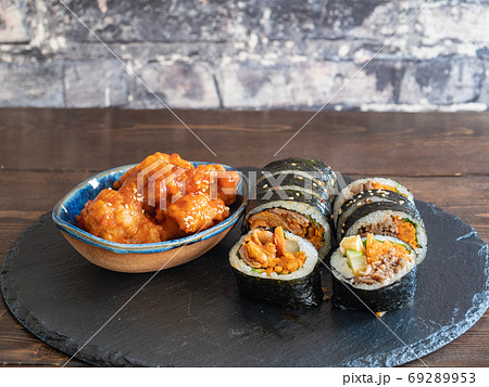 キンパとヤンニョムチキン。韓国風海苔巻きと甘辛から揚げ。 69289953