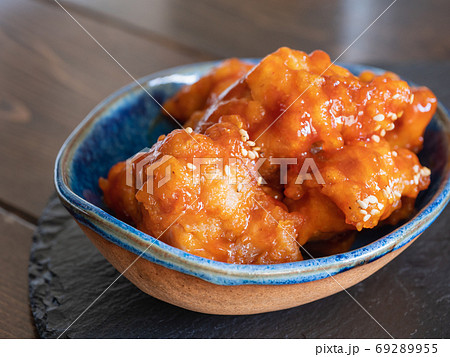 ヤンニョムチキン。甘辛いタレに絡めた鶏肉のから揚げ。 69289955