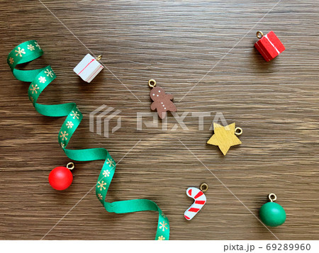 クリスマスのオーナメント 69289960
