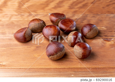 栗　木のテーブルに並んだ栗 69290016