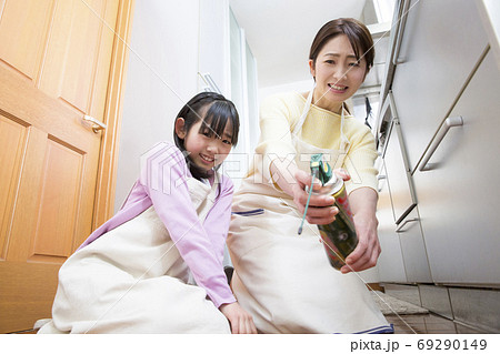 殺虫剤を噴射する母親 殺虫剤を噴射する母親 69290149