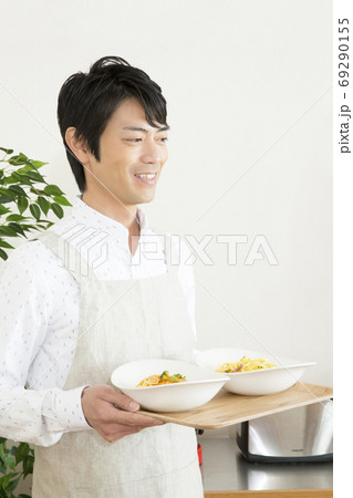 料理を運ぶ男性 69290155