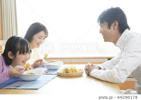 妻と娘に手料理をふるまう父親 69290178