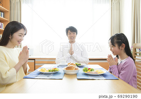 朝ごはんを食べる親子 朝ごはんを食べる親子 69290190