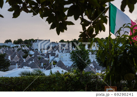 イタリア　夕暮れ時のアルベロベッロ 69290241
