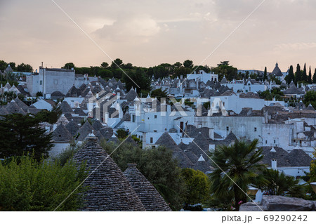 イタリア 夕暮れ時のアルベロベッロ イタリア 夕暮れ時のアルベロベッロ 69290242