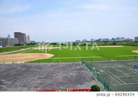 多摩川河川敷のテニスコートと野球場 69290354