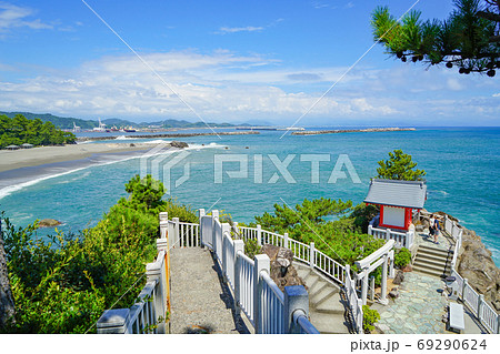 竜王岬展望台から眼下の桂浜と太平洋を望む　高知県 69290624