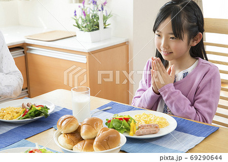 朝ごはんを食べる女の子 朝ごはんを食べる女の子 69290644