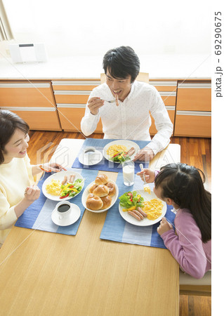 朝ご飯を食べる家族 朝ご飯を食べる家族 69290675