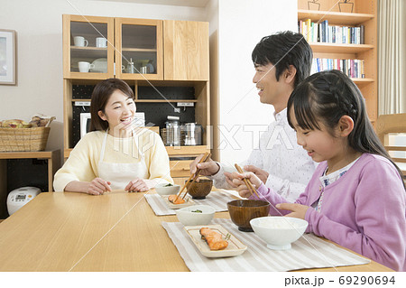 朝ごはんを食べる親子 朝ごはんを食べる親子 69290694