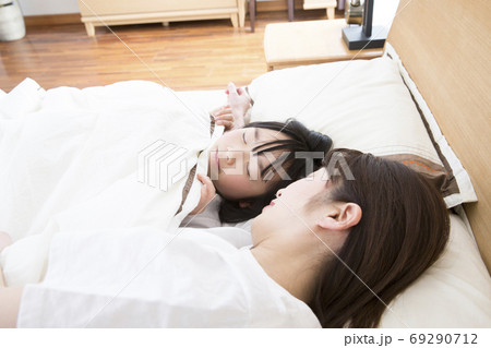 ベッドで眠る親子 ベッドで眠る親子 69290712
