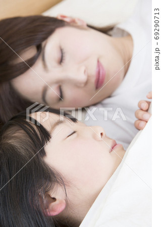 ベッドで眠る親子 ベッドで眠る親子 69290713