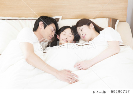 ベッドで眠る親子 69290717