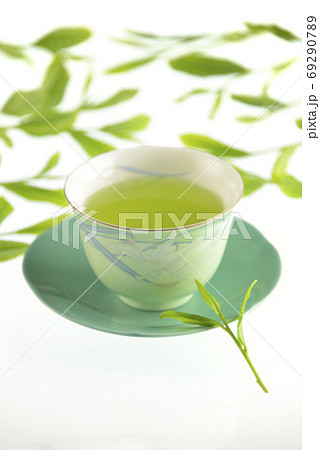 茶芽と湯飲み 69290789