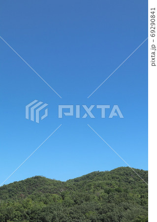 山と青空イメージ（縦位置） 69290841