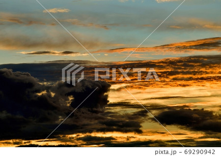 幻想的な夕焼け雲の情景の写真素材