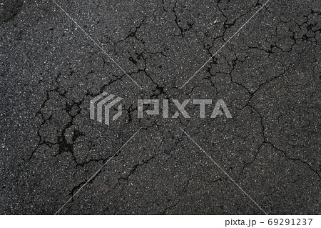 Crack background texture of rough asphalt top view 69291237