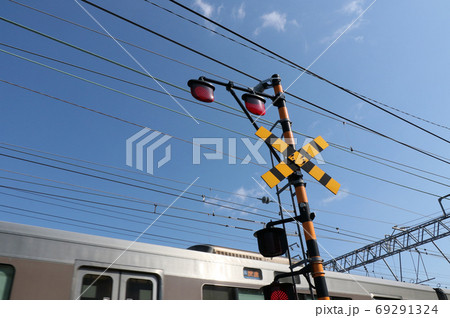東海道本線の踏切と青空 69291324