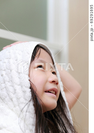 お風呂上がりにバスタオルで髪の毛を拭く女の子 69291695