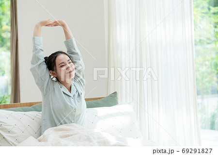 爽やかな朝 快眠した女性 爽やかな朝 快眠した女性 69291827