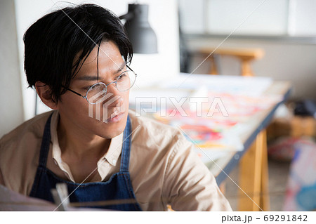 アトリエで絵を描く芸術家 69291842