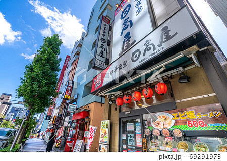 日本の東京都市景観　日本橋の人形町通りの商店街などを望む 69291973