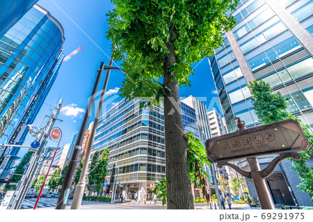 日本の東京都市景観 日本橋の人形町通りなどを望む(奥は「堀留町」交差点) 日本の東京都市景観 日本橋の人形町通りなどを望む(奥は「堀留町」交差点) 69291975