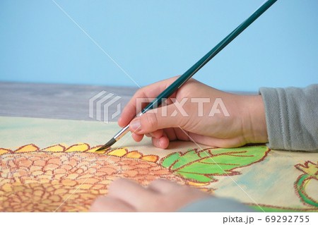 絵を描いている子供 水彩画 絵を描いている子供 水彩画 69292755